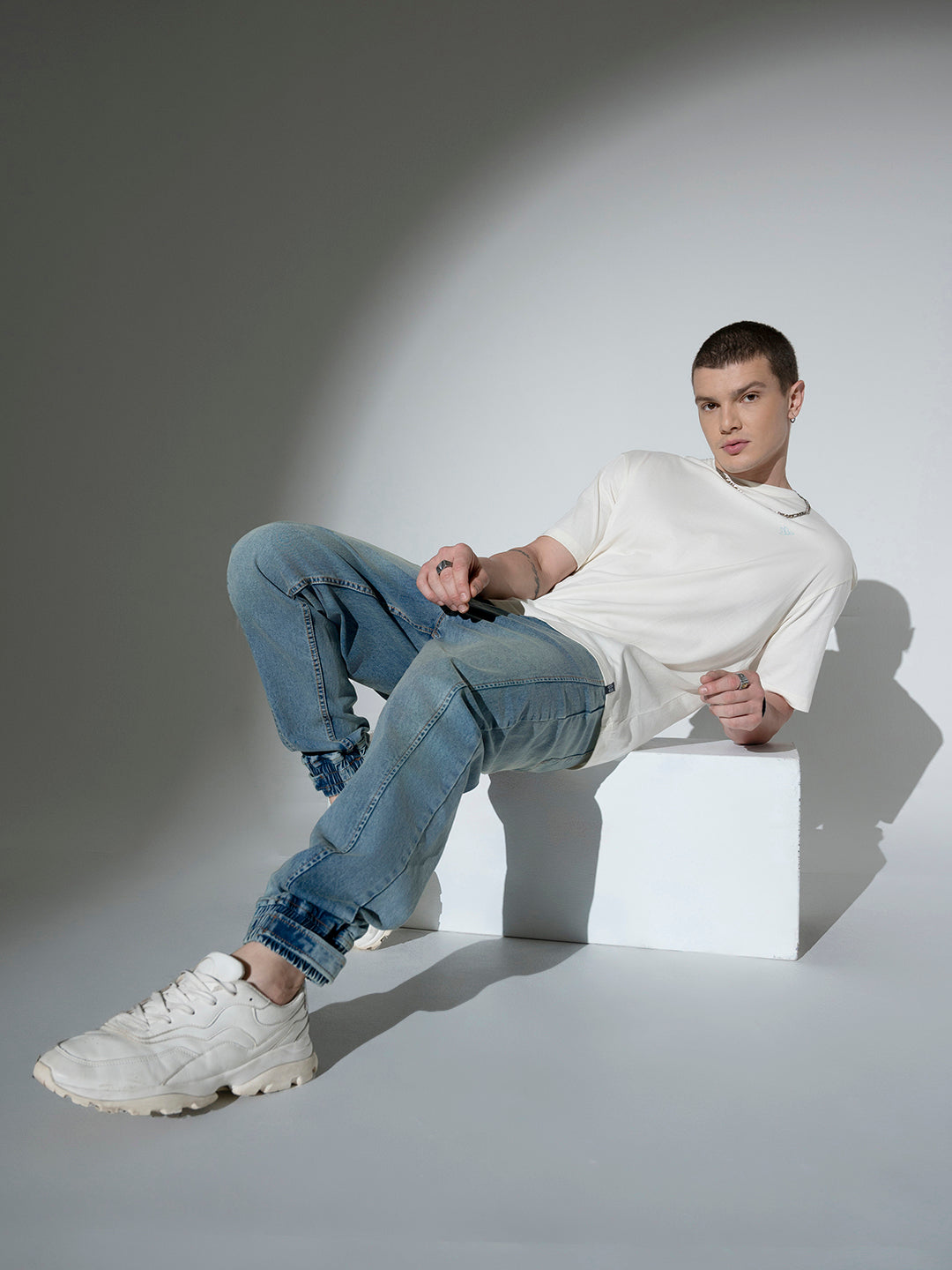 Hubberholme Men Relaxed Fit Mid-Rise Slash Knee Light Fade Stretchable Jeans