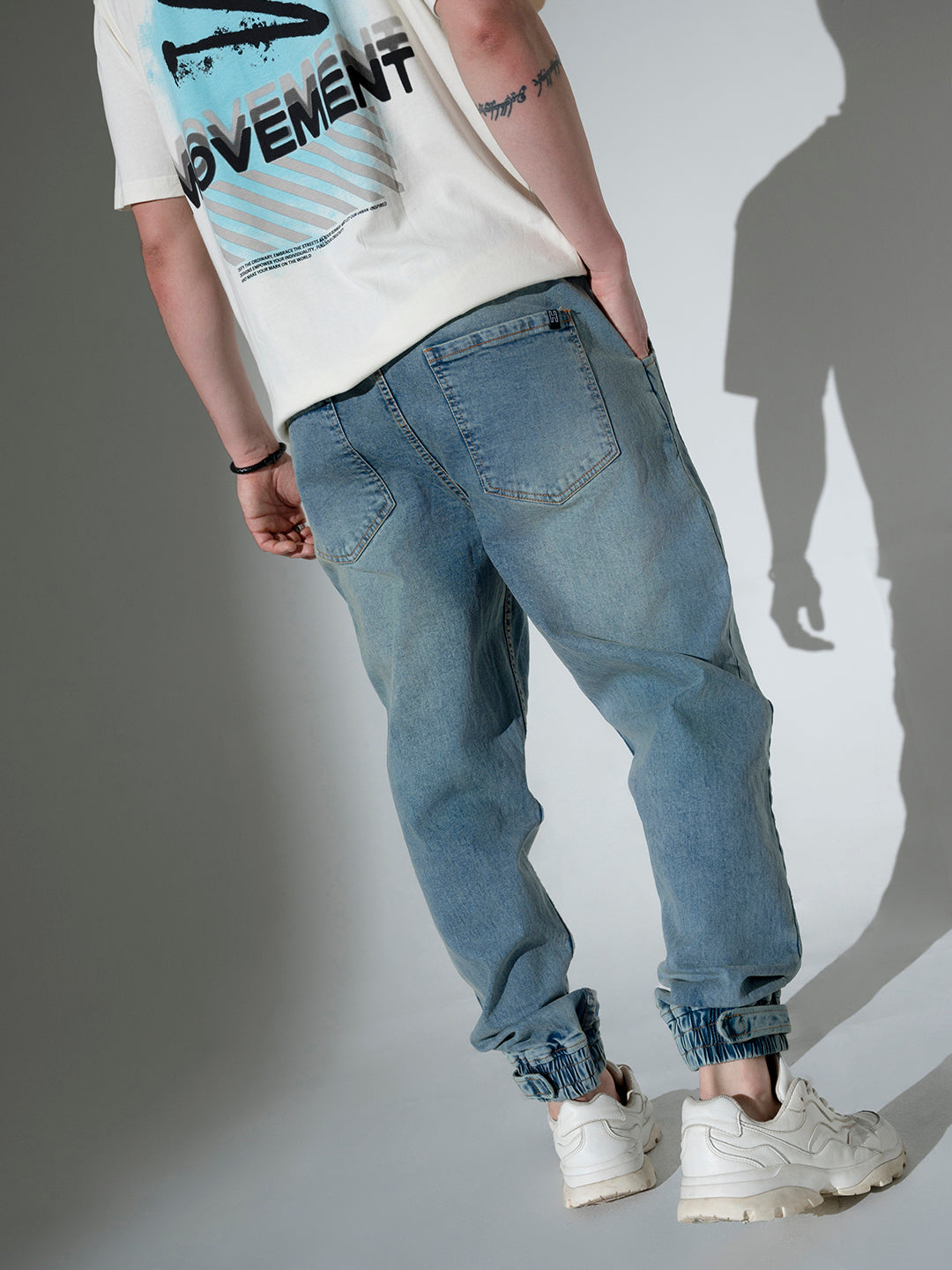 Hubberholme Men Relaxed Fit Mid-Rise Slash Knee Light Fade Stretchable Jeans
