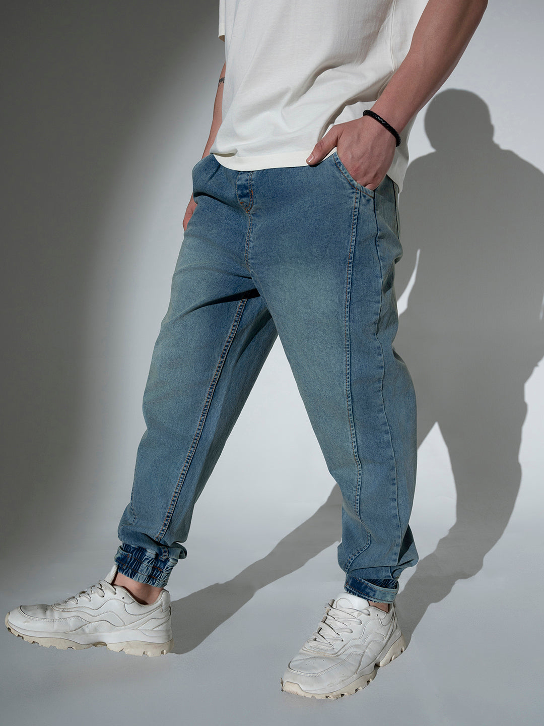 Hubberholme Men Relaxed Fit Mid-Rise Slash Knee Light Fade Stretchable Jeans