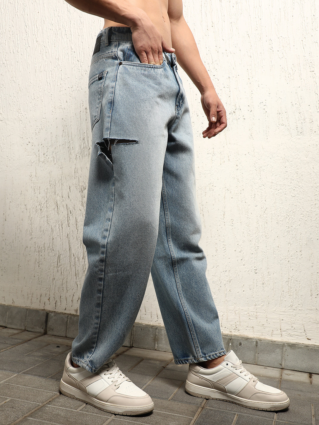 Hubberholme Men Relaxed Straight Fit Heavy Fade distressed Cotton Jeans